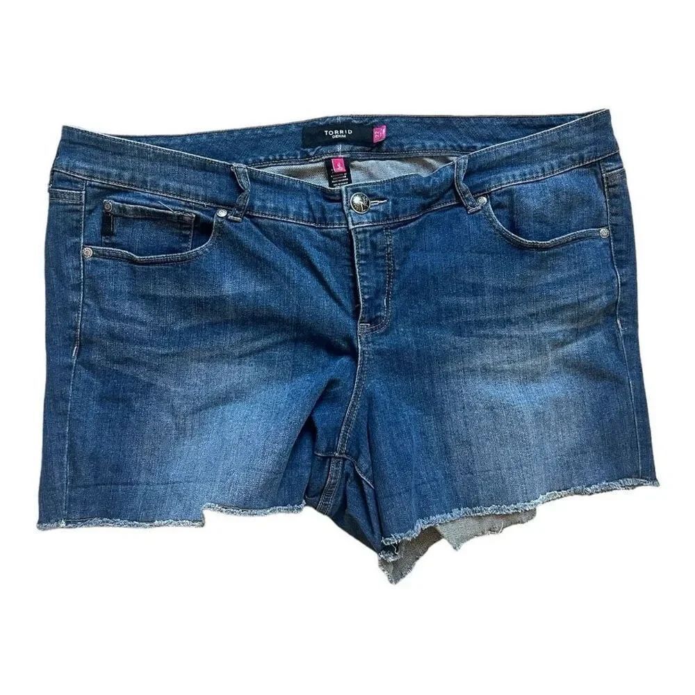 Womens Torrid Denim Raw Hem Medium Wash Frayed Jean Shorts - Sz 22